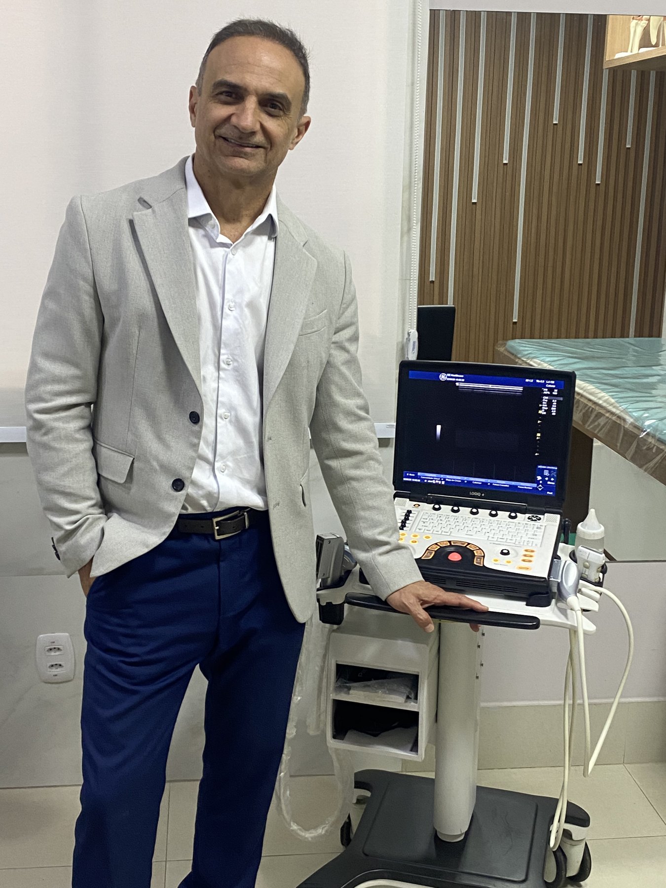 Especialista em medicina intervencionista da dor com aparelho de ultrassom